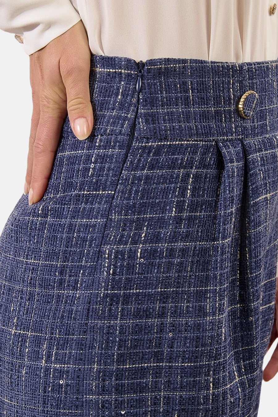 Korte blauwe geruite Molly Bracken short, met een ritssluiting en een decoratieve knoop.