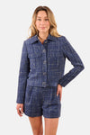 Blauwe getextureerde blazer van Molly Bracken, met subtiele ruit, gedragen met bijpassende short, achterzicht.