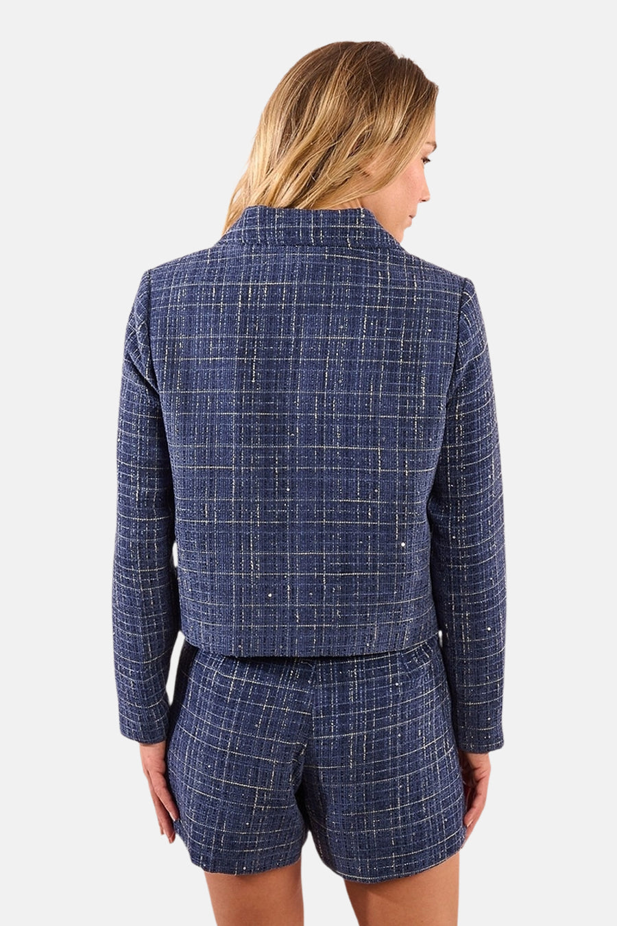 Blazer bleu texturé de Molly Bracken, à carreaux discrets, porté avec un short assorti, vue de dos.
