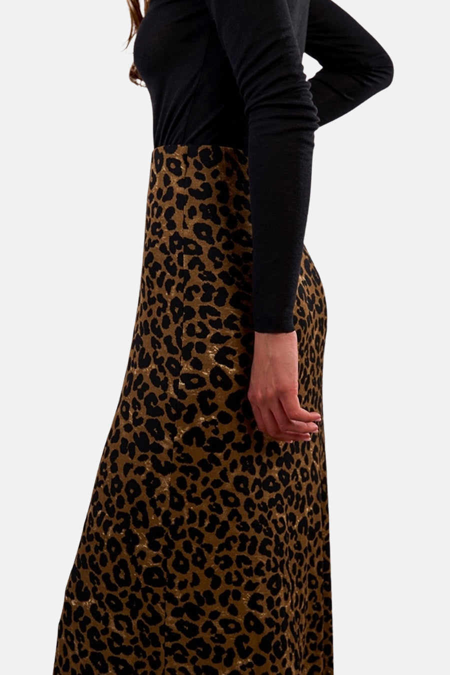 Lange veelkleurige rok van Molly Bracken met luipaardprint en zwart shirt met lange mouwen.