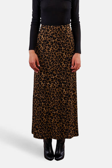 Multikleurige lange rok van Molly Bracken, met bruin en zwart luipaardpatroon, gedragen met een zwarte top en zwarte enkellaarsjes.
