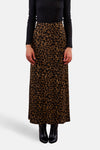 Multikleurige lange rok van Molly Bracken, met bruin en zwart luipaardpatroon, gedragen met een zwarte top en zwarte enkellaarsjes.