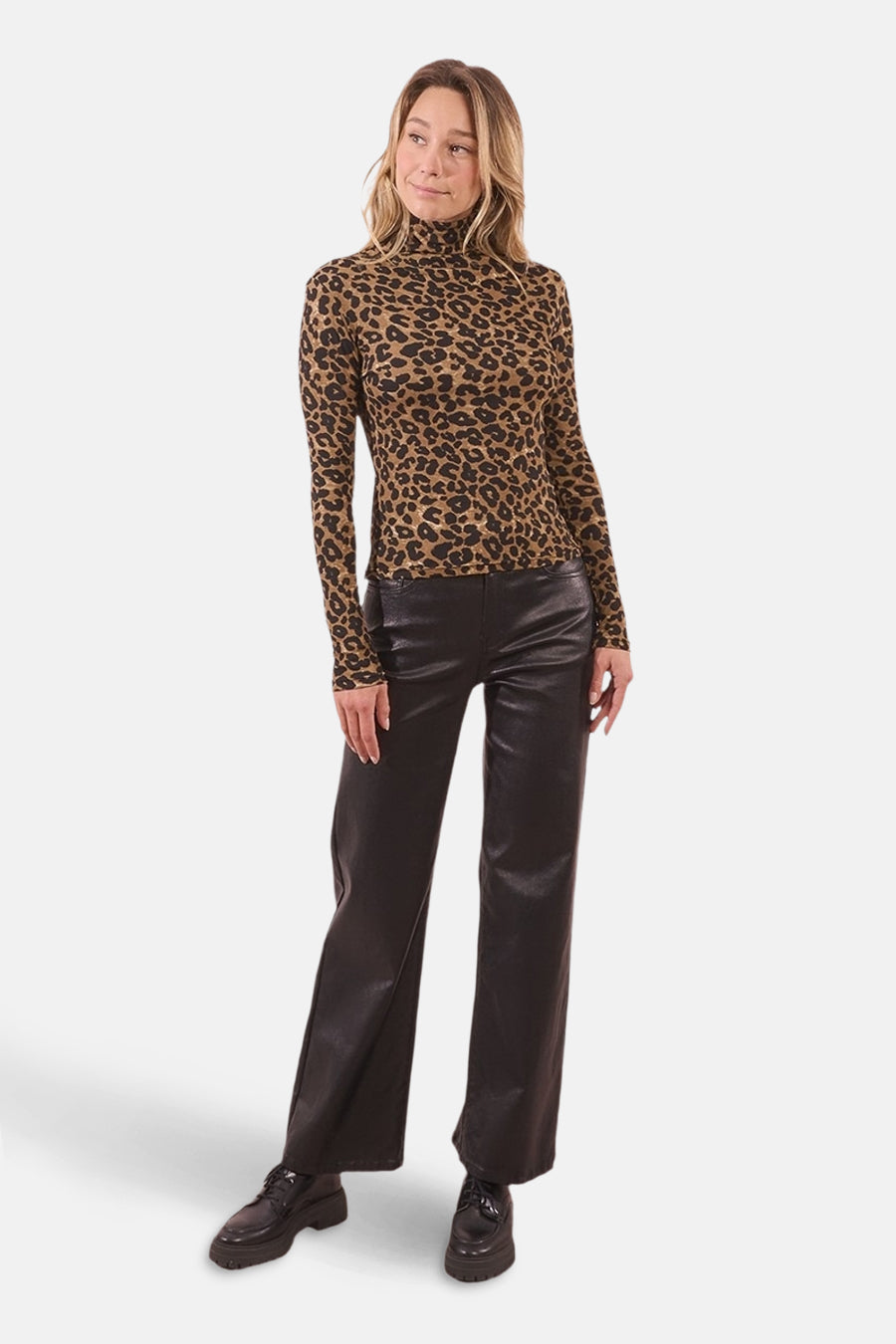 Multikleuren coltrui van Molly Bracken, luipaardprint, gedragen met een zwarte leren broek en plateauzolen.