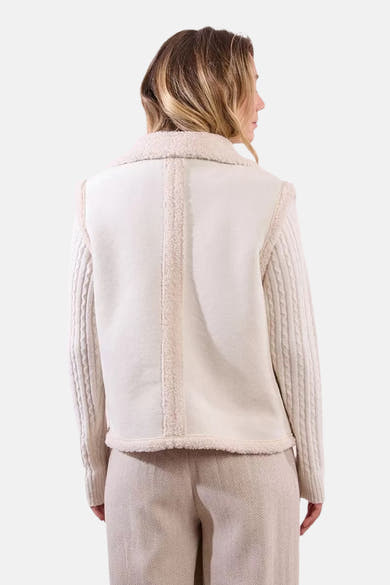 Beige jas van imitatie schapenvacht van Molly Bracken, met lange kabelsgebreide mouwen.