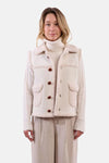 Beige mouwloos vest van Molly Bracken met bontrand gedragen over een coltrui.