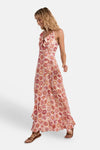 Robe multicolore de Molly Bracken avec motif floral, col à volant, et sandales marron portées.
