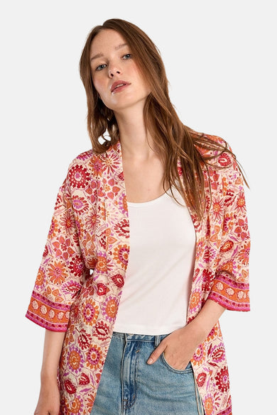 Multikleurend vest van Molly Bracken, met bloemenprint, korte pasvorm en driekwartmouwen.