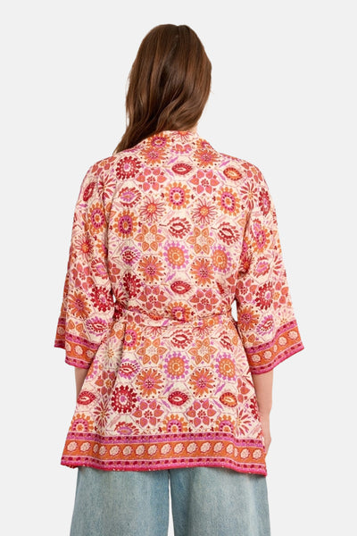 Gilet multicolore de Molly Bracken, avec motif floral imprimé, coupe courte et manches trois quarts.