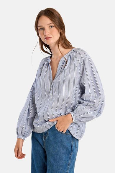 Chemise à manches longues bleue rayée de Molly Bracken, avec un col en V et des manches ballon.