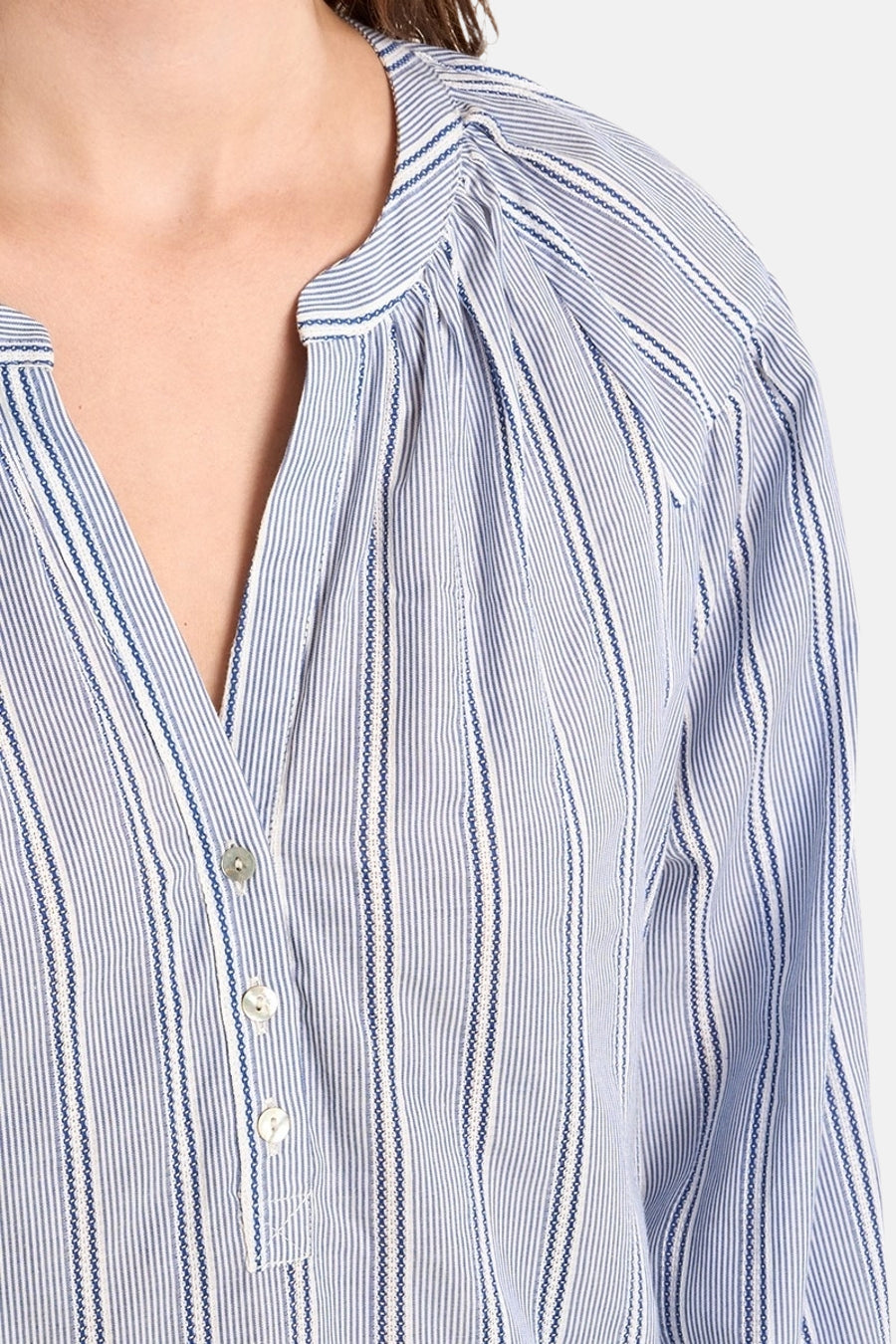 Chemisier à manches longues bleu de Molly Bracken, à rayures verticales avec une patte de boutonnage.