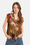 Blouse à manches courtes multicolore de Molly Bracken, imprimé avec des motifs de palmiers, portée avec un jean.
