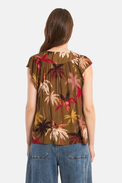Blouse à manches courtes multicolore de Molly Bracken, avec motif imprimé de palmiers, vue de dos, portée avec un jean.