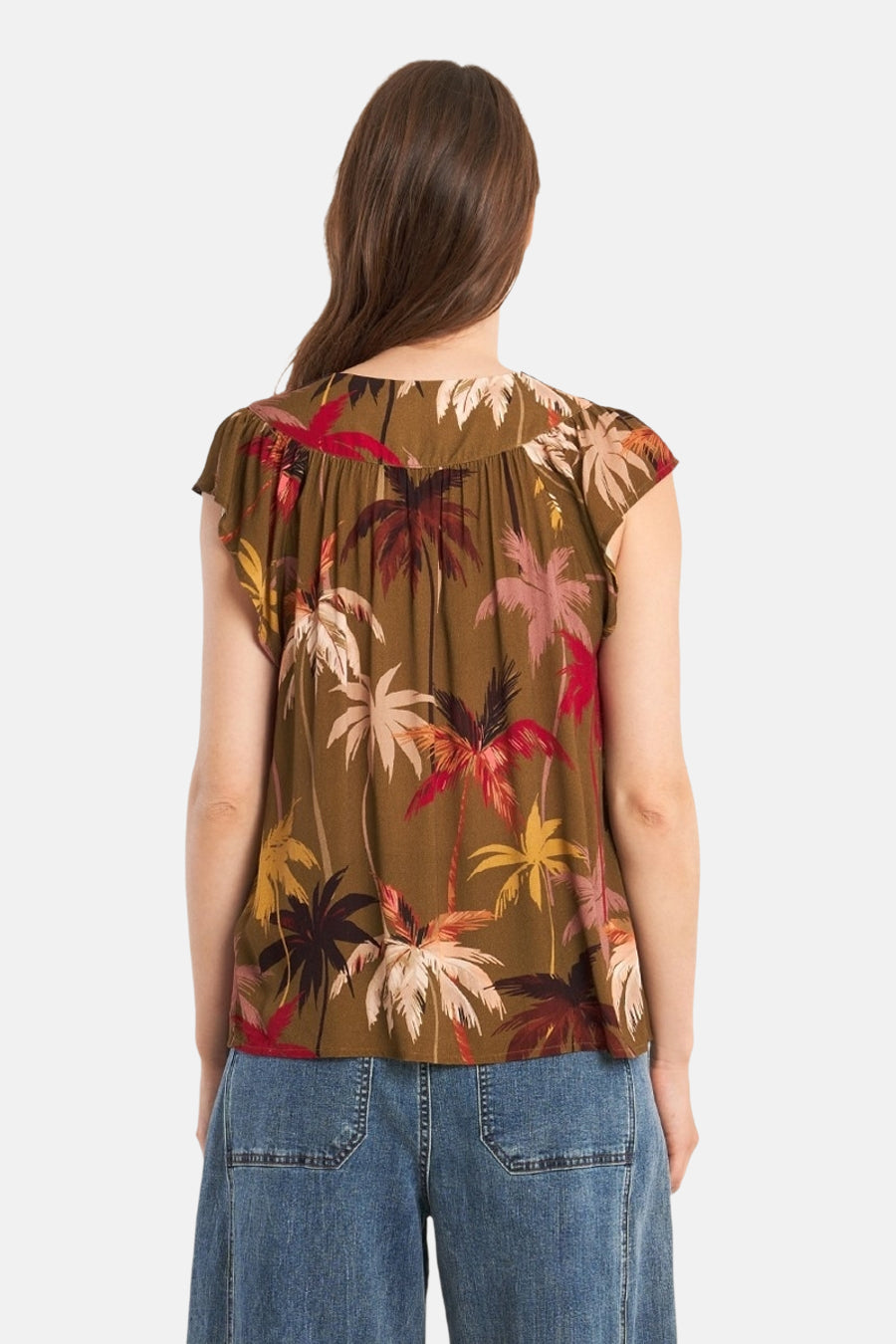 Blouse à manches courtes multicolore de Molly Bracken, avec motif imprimé de palmiers, vue de dos, portée avec un jean.