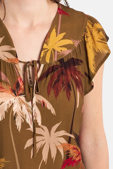 Blouse à manches courtes multicolore de Molly Bracken, imprimé de palmiers colorés avec un décolleté noué.