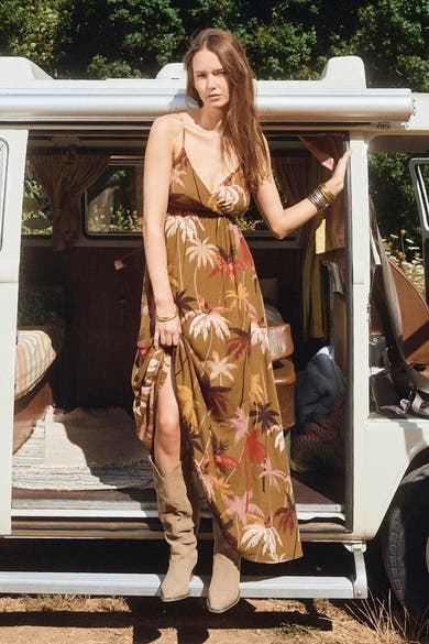Multikleurenjurk van Molly Bracken, palmprint met beige suède laarzen.