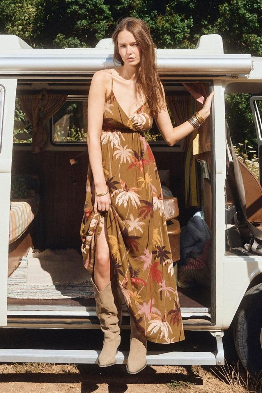 Multikleurenjurk van Molly Bracken, palmprint met beige suède laarzen.