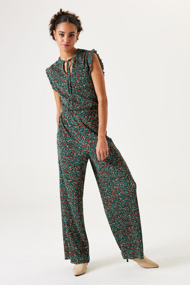 Pantalon vert GARCIA avec motif imprimé, jambes larges et chaussures beiges assorties.
