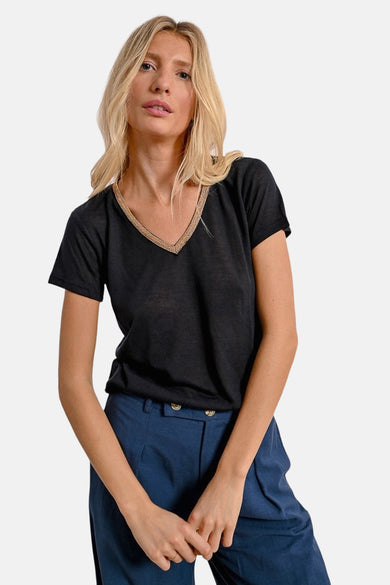 Zwart T-shirt met korte mouwen van Molly Bracken, V-hals versierd met gouden details, gedragen met een blauwe broek.