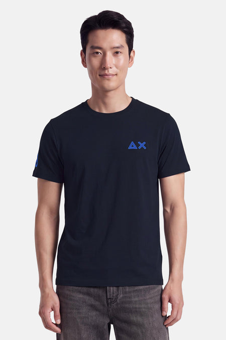 T-shirt bleu à manches courtes par SUN 68, avec broderie géométrique bleue sur poitrine et manche, vue de face.