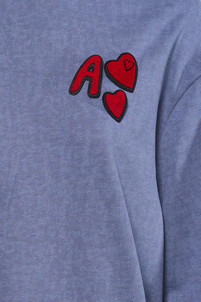 Blauwe sweater van ADORE met een A en twee rode harten als opgestikte print.