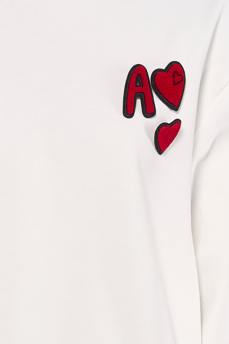 Sweat col O blanc par ADORE, avec un patch décoratif rouge en forme de lettre et de coeurs.
