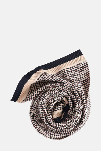 Foulard écru de TERRE BLEUE, motif pied-de-poule et rayures bleu marine et beige enroulé sur fond blanc.