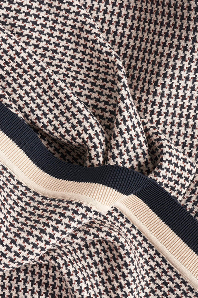 Foulard écru de TERRE BLEUE, motif pied-de-poule et bande rayée marine et beige.