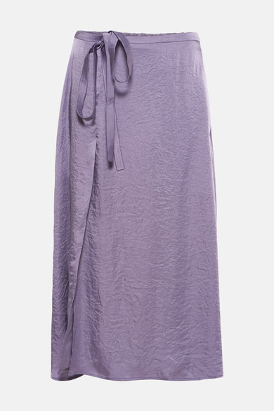 Jupe longue mauve froissée de TERRE BLEUE, avec une ceinture à nouer sur le côté et une fente.