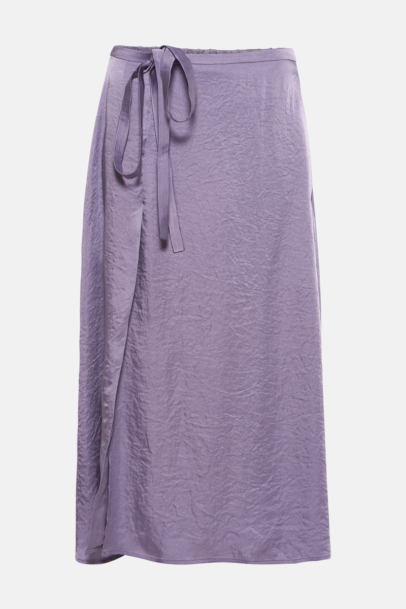 Jupe longue mauve froissée de TERRE BLEUE, avec une ceinture à nouer sur le côté et une fente.