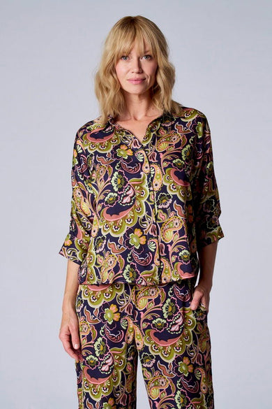 3/4 meerkleurige blouse van TERRE BLEUE met paisley-motief, gedragen met een bijpassende broek.