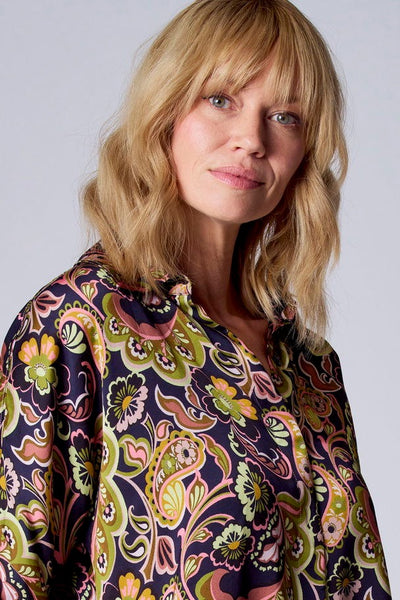 3/4-mouwen blouse in meerkleurige uitvoering van TERRE BLEUE met paisley-motief en discrete opstaande kraag.