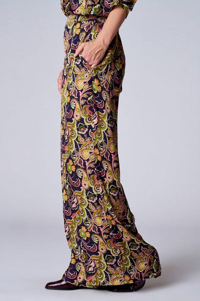 Pantalon multicolore by TERRE BLEUE avec un motif cachemire fleuri, porté avec une chaussure noire.