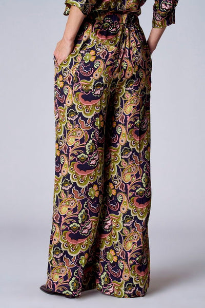 Pantalon multicolore de TERRE BLEUE, motif cachemire sur fond bleu foncé, jambes larges et poches latérales.