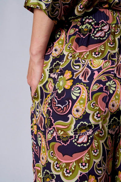 Pantalon multicolore de TERRE BLEUE avec imprimé cachemire, poche plaquée et détails de style.

