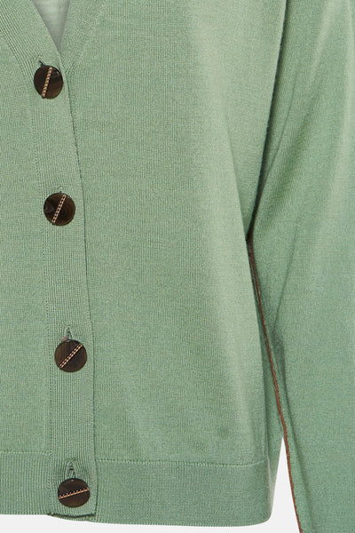 Gilet vert en maille fine de Terre Bleue, avec boutons ronds marron et bordure contrastée.
