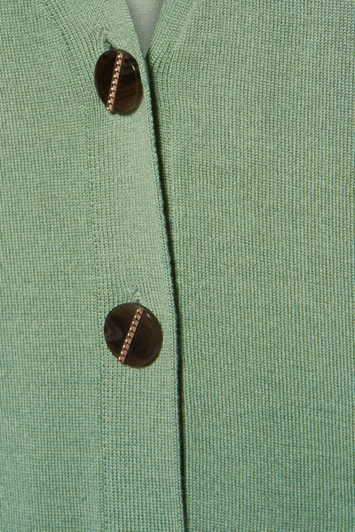 Gilet vert en maille par TERRE BLEUE avec boutons marron effet écaille.