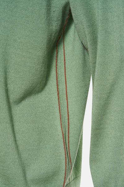 Gilet vert en maille de TERRE BLEUE, avec coutures décoratives contrastées.