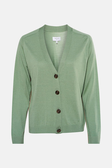Gilet vert en tricot par TERRE BLEUE, avec boutons marron foncé et finitions marron sur les côtés.