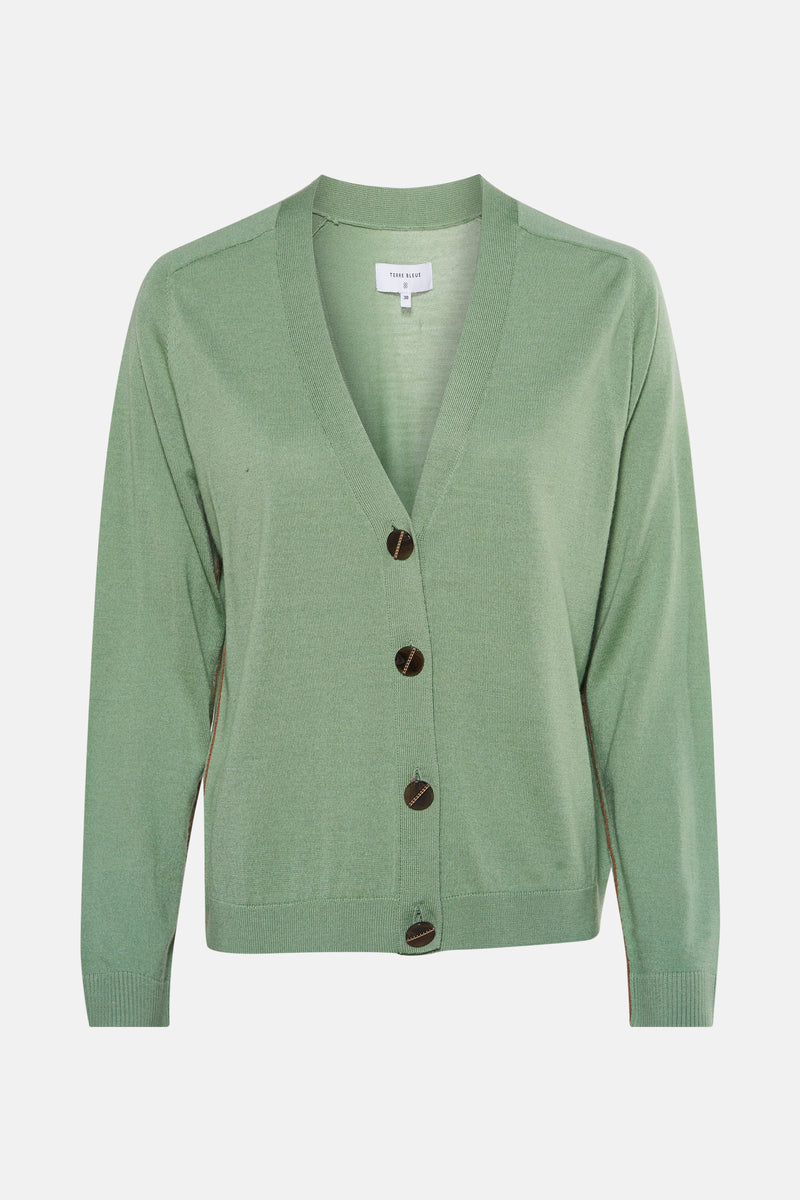 Gilet vert en tricot par TERRE BLEUE, avec boutons marron foncé et finitions marron sur les côtés.