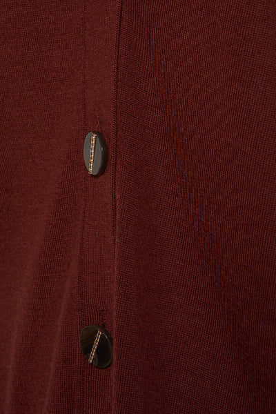 Gilet brun par TERRE BLEUE, avec deux boutons décoratifs et texture tricotée.
