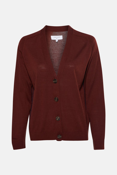 Gilet marron en maille fine de TERRE BLEUE, avec des boutons ronds et une coupe classique.
