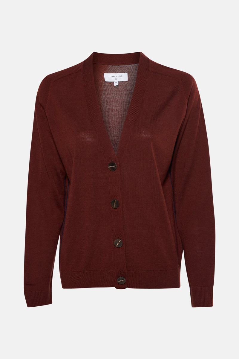 Gilet marron en maille fine de TERRE BLEUE, avec des boutons ronds et une coupe classique.
