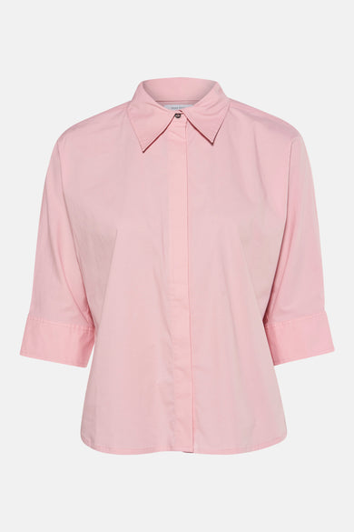 Roze blouse met driekwartmouwen van TERRE BLEUE, met klassieke kraag en verborgen knoopsluiting.