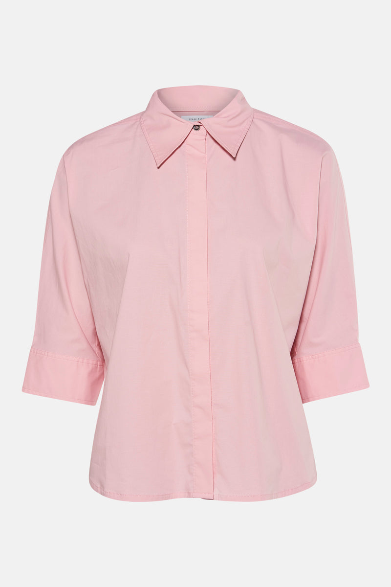 Roze blouse met driekwartmouwen van TERRE BLEUE, met klassieke kraag en verborgen knoopsluiting.