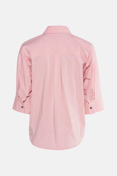 Roze blouse met 3/4 mouwen van TERRE BLEUE, met plooi aan de achterkant en knoopmanchetten.