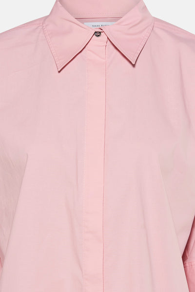 Roze blouse van TERRE BLEUE met klassieke kraag en zichtbare knoopsluiting.
