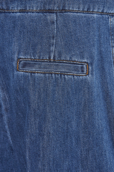 Pantalon en denim bleu moyen de Terre Bleue, avec poche arrière passepoilée et coutures apparentes.
