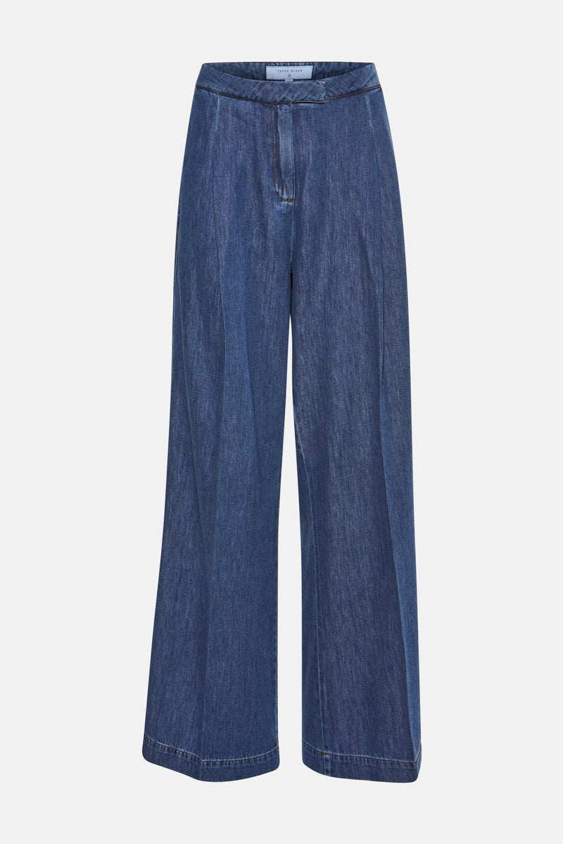 Pantalon denim bleu moyen de TERRE BLEUE, jambe large, coupe ample, sur fond blanc.