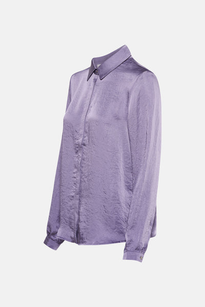 Chemise à manches longues violette de TERRE BLEUE, en tissu froissé brillant, avec col classique.
