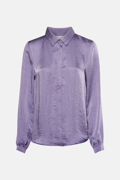 Chemise à manches longues violette de Terre Bleue, en tissu froissé brillant avec boutons.
